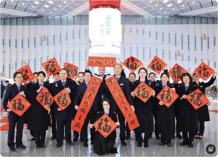 年味濃！汕頭站舉辦書(shū)法公益活動(dòng)為旅客送上新春祝福