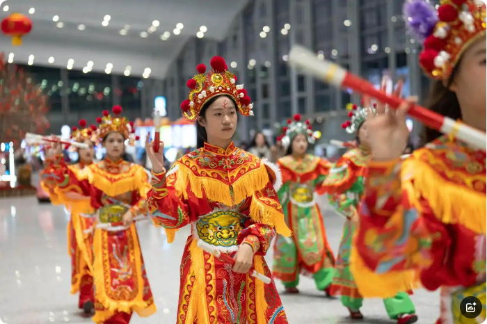 汕頭英歌隊(duì)向歐洲出發(fā)！機(jī)場(chǎng)快閃引中外旅客駐足圍觀｜文化中國(guó)行