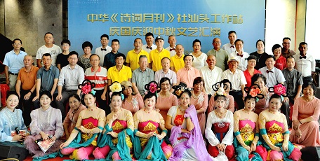 詩(shī)樂(lè)融秋色，家國(guó)共月明